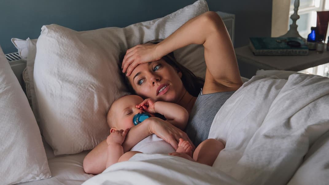 Bei einer Erkältung sollte die Mutter viel Flüssigkeit zu sich nehmen.