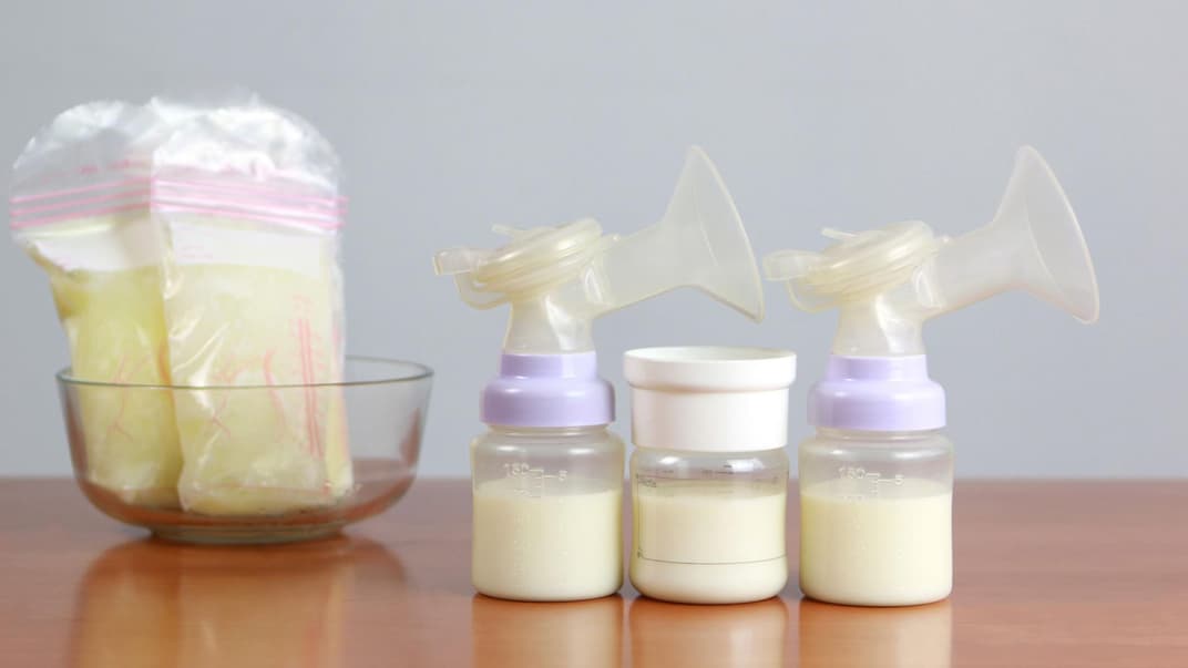 Für später: Abgepumpte Muttermilch kann man gut einfrieren, wenn man ein paar Punkte beachtet.