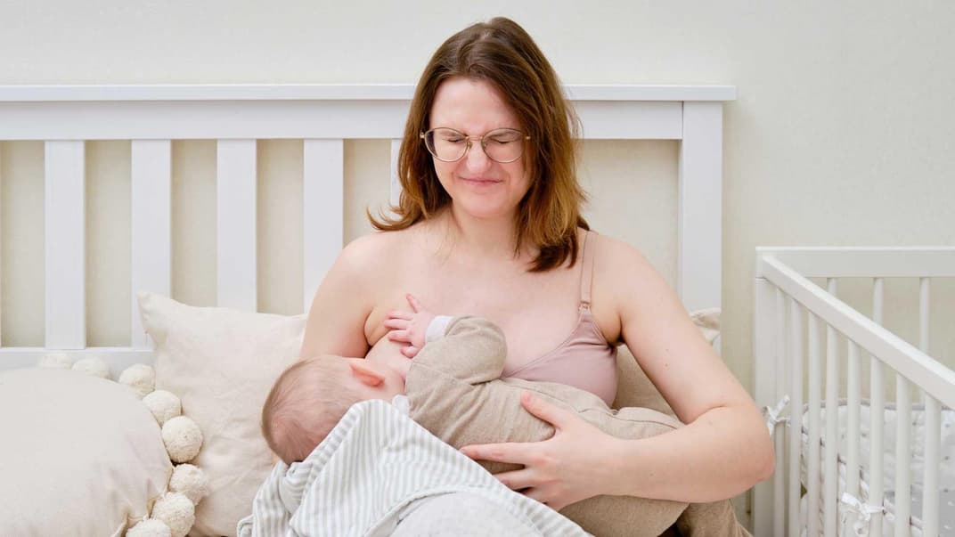 Autsch: Wenn das Stillen schmerzt, kann eine Brustsoor-Infektion der Grund sein.