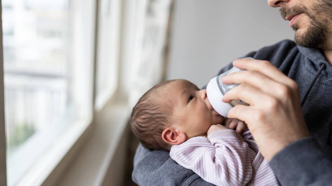 Babymilch kann auch der Papa füttern. Einige Anfangsmilchen überzeugen im Test. 