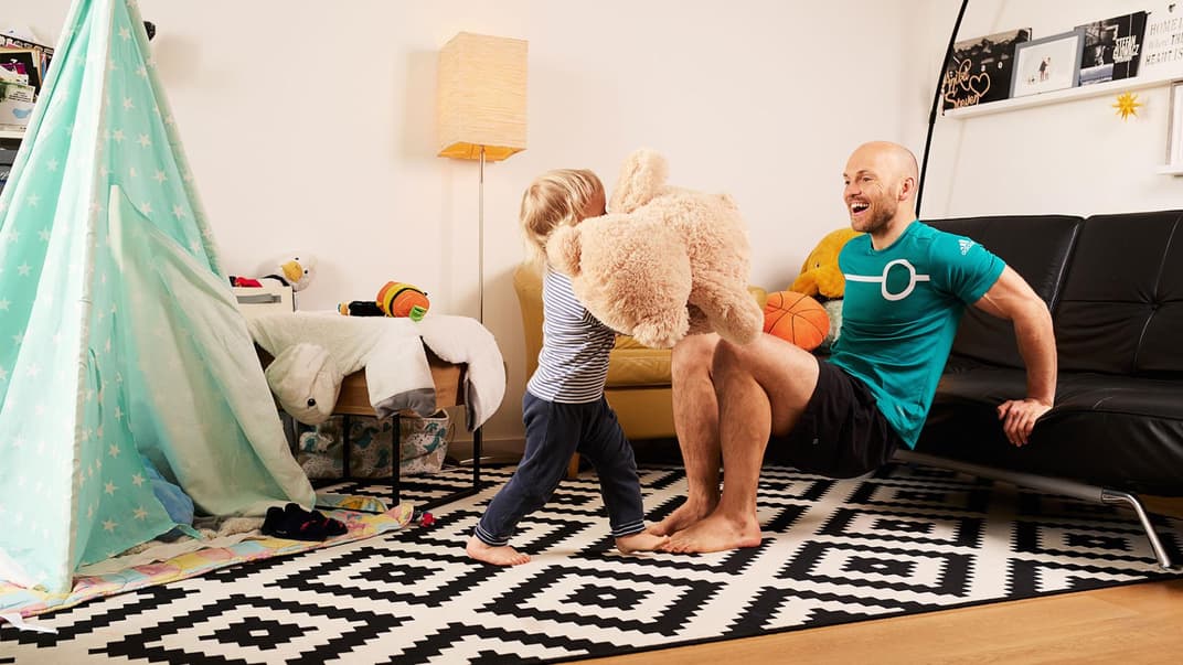 Während Steven seinen Sohn samt Teddy bespaßt, trainiert er gleichzeitig seinen Trizeps.