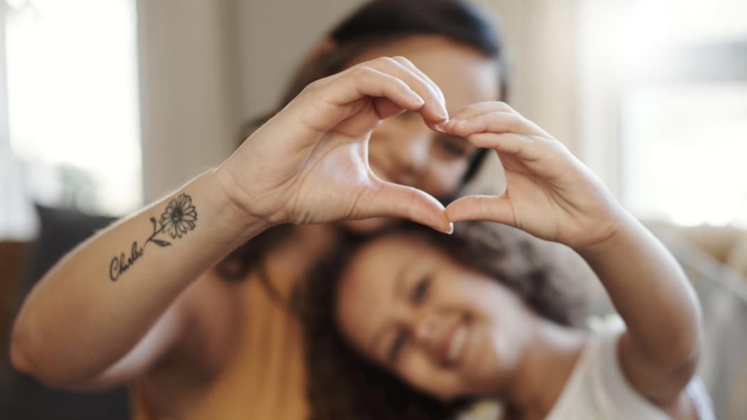 Ein Tattoo mit dem Kindernamen ist eine schöne Idee.