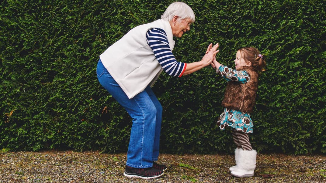 Großeltern - ob verwandt oder nicht - können eine wichtige Bezugsperson für das Kind werden.