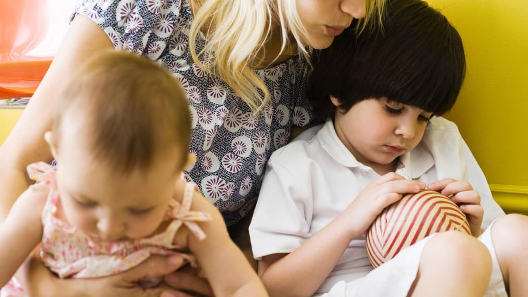 Mama mit zwei kleinen Kindern.
