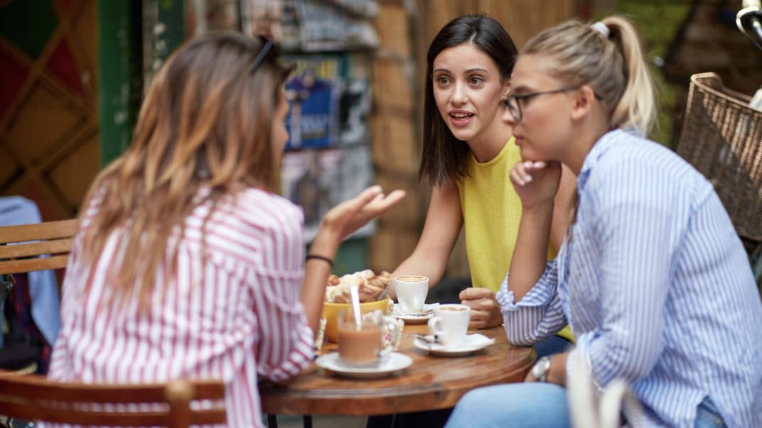 Drei Frauen unterhalten sich beim Kaffee.