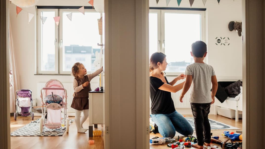 Schon die Kleinsten können Verantwortung für ihr Reich übernehmen und mit etwas Aufräumen für weniger Chaos in der Familie sorgen.