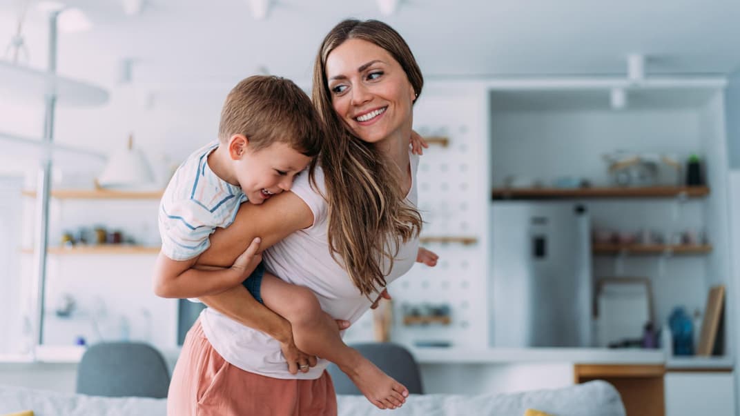 Einige Frauen entscheiden sich für eine längere Elternzeit, andere wollen schnell zurück in den Job. Beides ist völlig okay. 