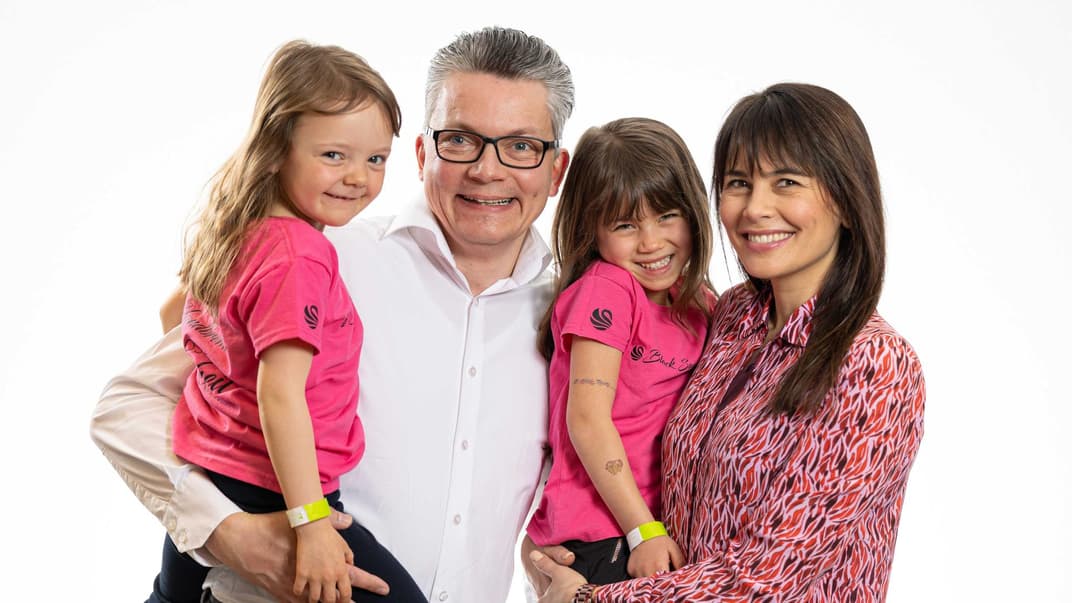 Ein gutes Team inzwischen: Damian brachte seine Kinder Cayla und Cian (nicht im Bild) mit in die Patchworkfamilie, Sandy ihre Tochter Zoey.