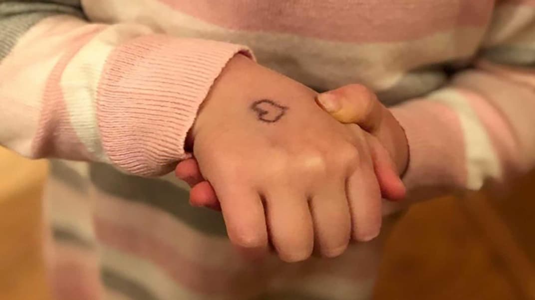 Herz auf Kinderhand gemalt