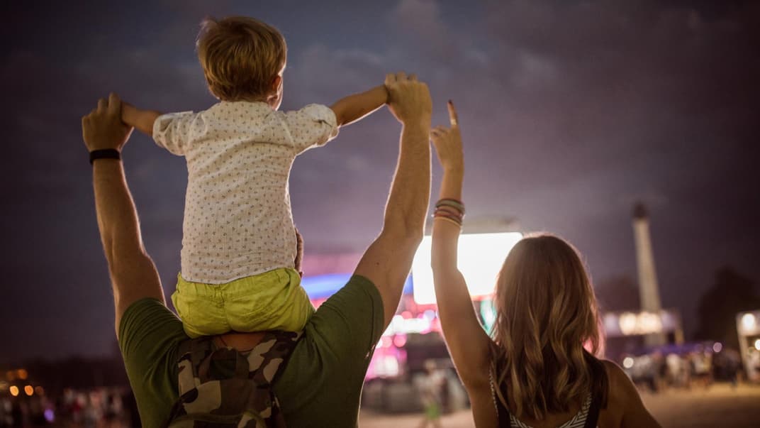 Eltern mit Kind auf Festival.