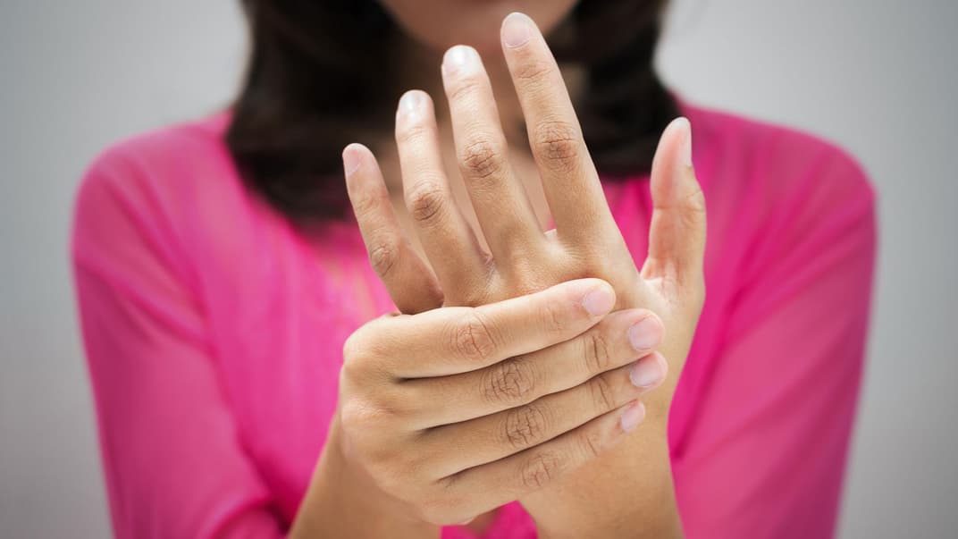 Woher kommt das? Schmerzende Finger und Hände können auf das De-Quervain-Syndrom oder Schnappfinger hindeuten.