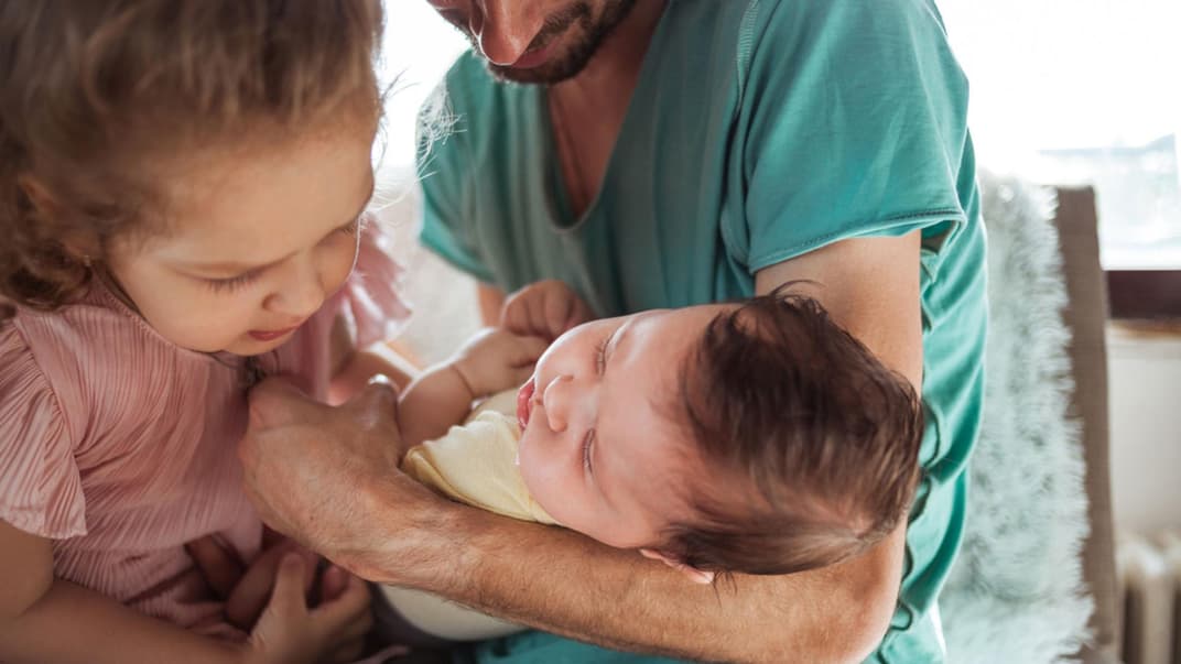 Beim ersten Treffen sind Kinder manchmal noch nicht ganz überzeugt vom neuen Geschwisterchen.