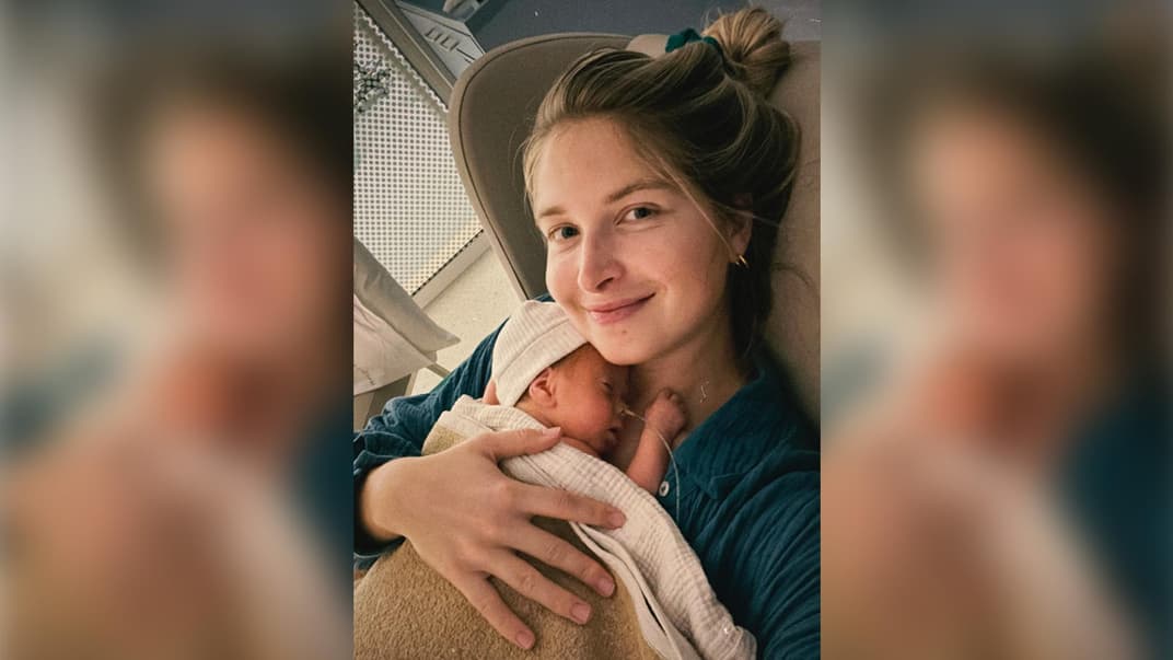 Känguru-Kuscheln: Charlotte Weise genießt jede Sekunde mit ihrem Frühchenbaby Mads.