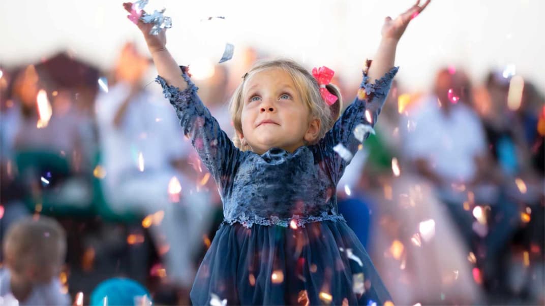 Bei einem Kinderwillkommensfest feiern wir das neue Leben.