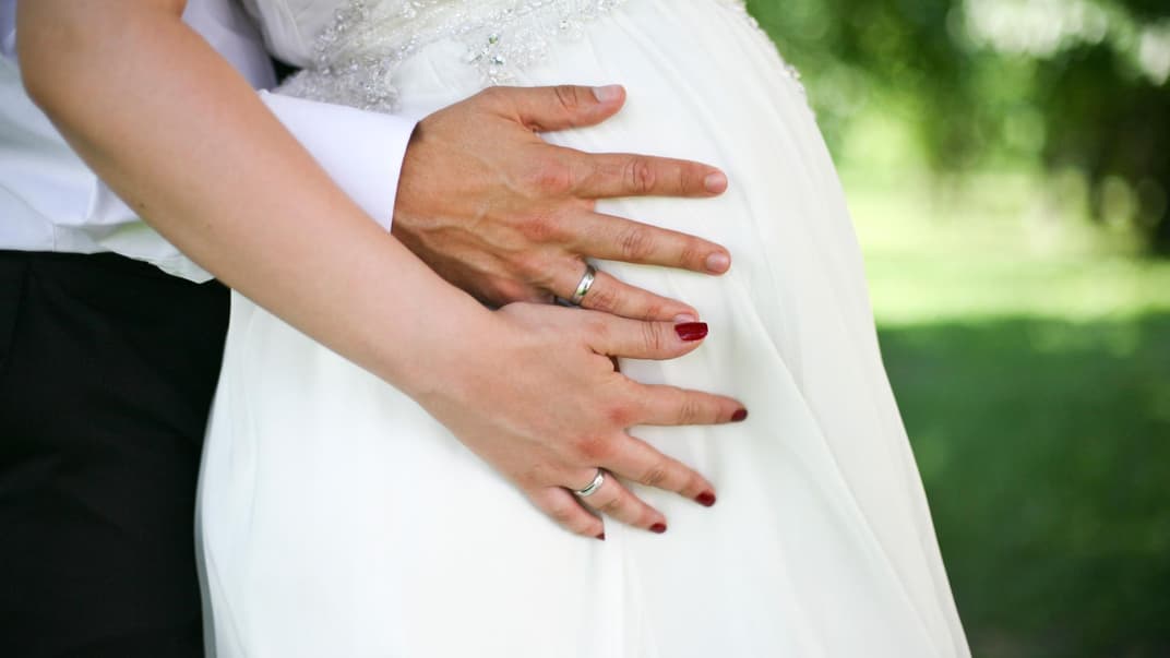 Schwangeres Hochzeitspaar.