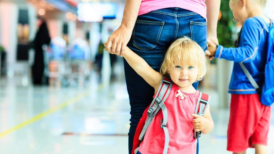 Mutter mit Kindern auf Reisen.