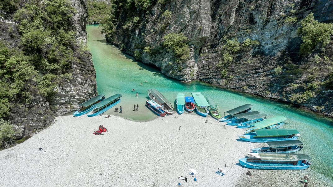 Eine kleine Bucht im Shkodër mit kristallklarem Wasser.