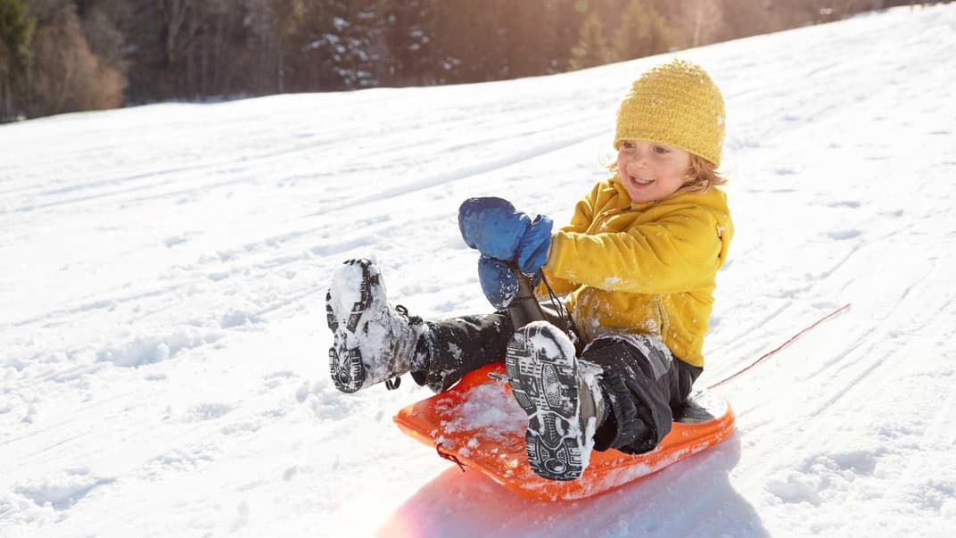 Sicherheit geht vor! Deshalb lasst eure Kinder bitte nicht zu zweit auf einem Schlitten sitzen. 