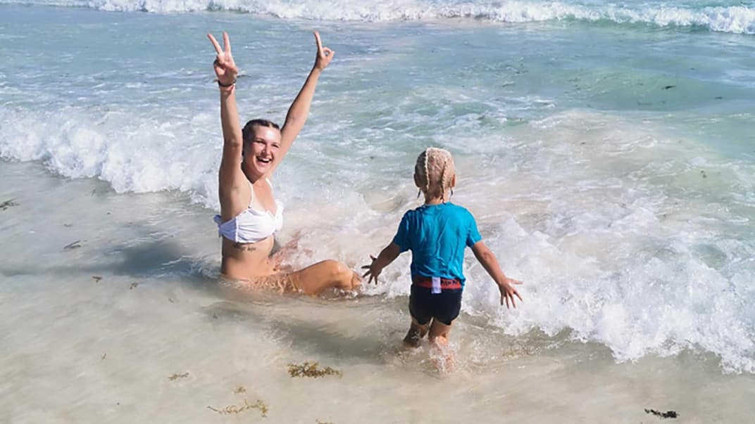 Michelle (29) bereist mit Sohn Marlon (3) die Welt. Hier am mexikanischen Traumstrand.
