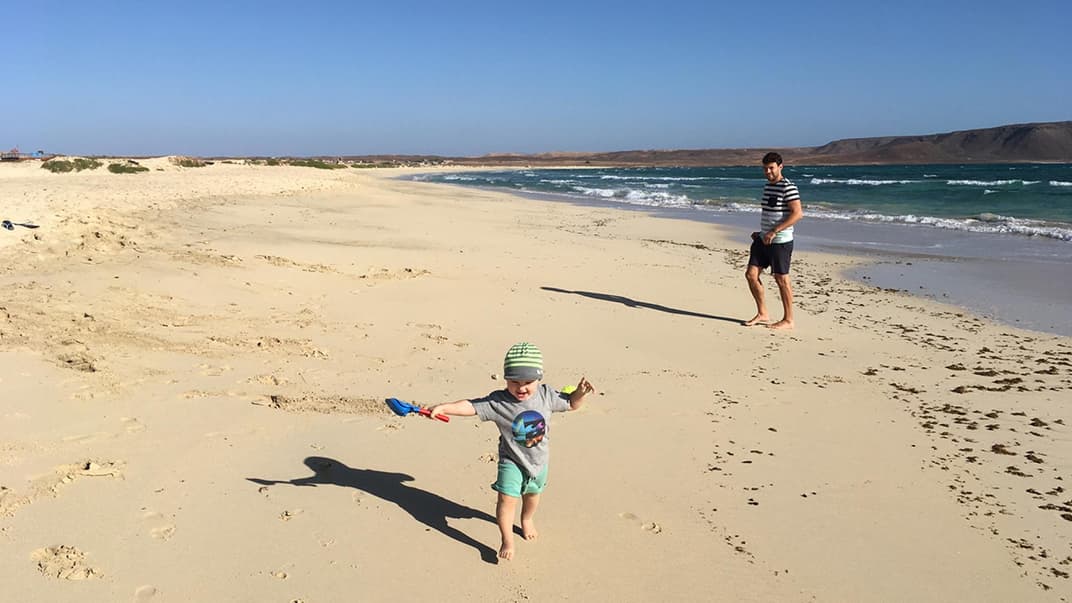 Vater und Kind am Strand auf den Kapverden.