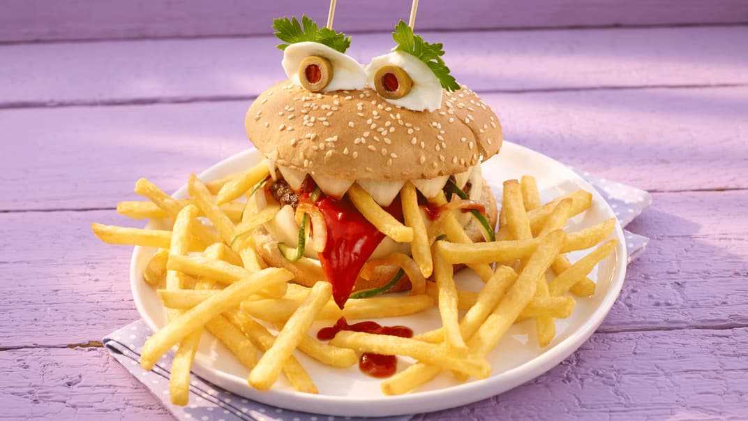 Burgermonster mit Pommes.
