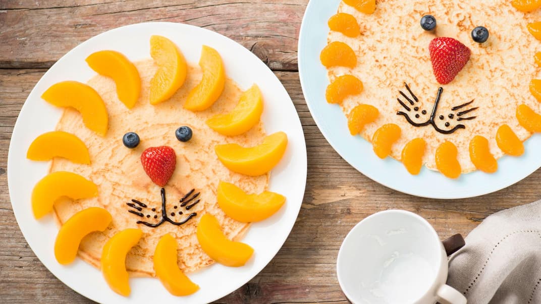 Wenn ihr euren Kindern diese leckeren Löwen-Pfannkuchen auftischt, werden sie garantiert staunen. 