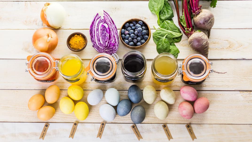 Ostereier natürlich färben ist eine gesunde Alternative.