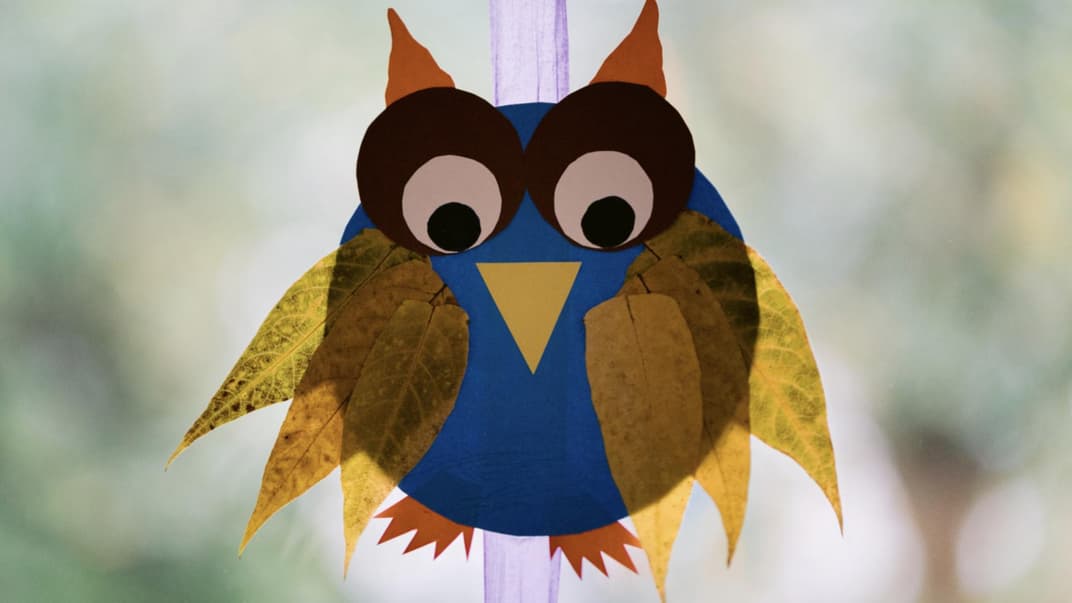 Herbstliches Fensterbild mit Blättern: Eule und mehr.