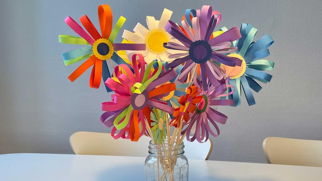 Ein Strauß selbst gebastelter Papierblumen