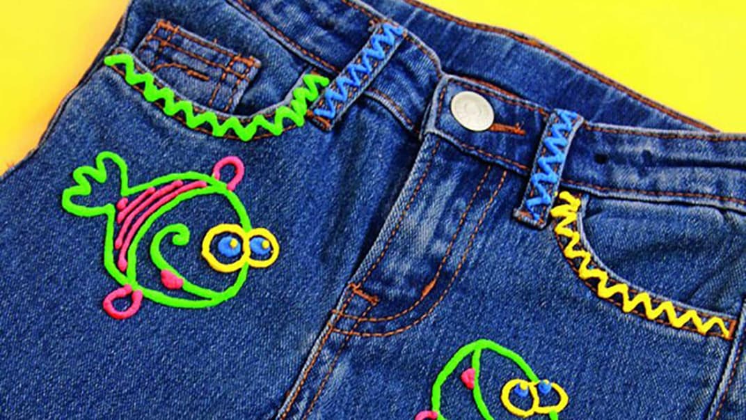 Kinderjeans mit Plusterfarbe aufhübschen - das bringt nicht nur den Kleinen Spaß ...