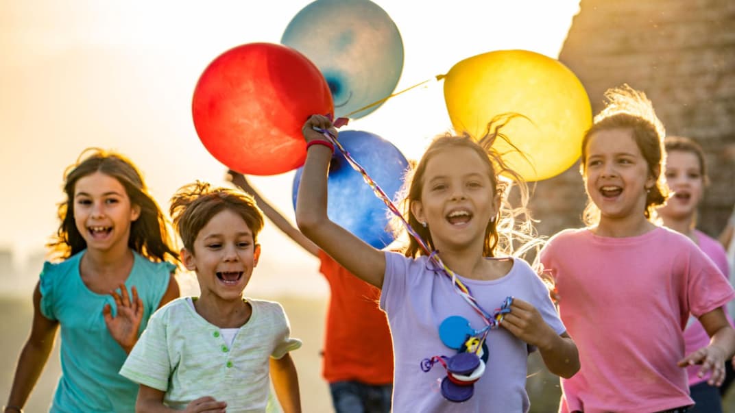 Luftballons sind bei Kindern immer der Renner – ob bei Babys, Kleinkindern oder Schulkindern.