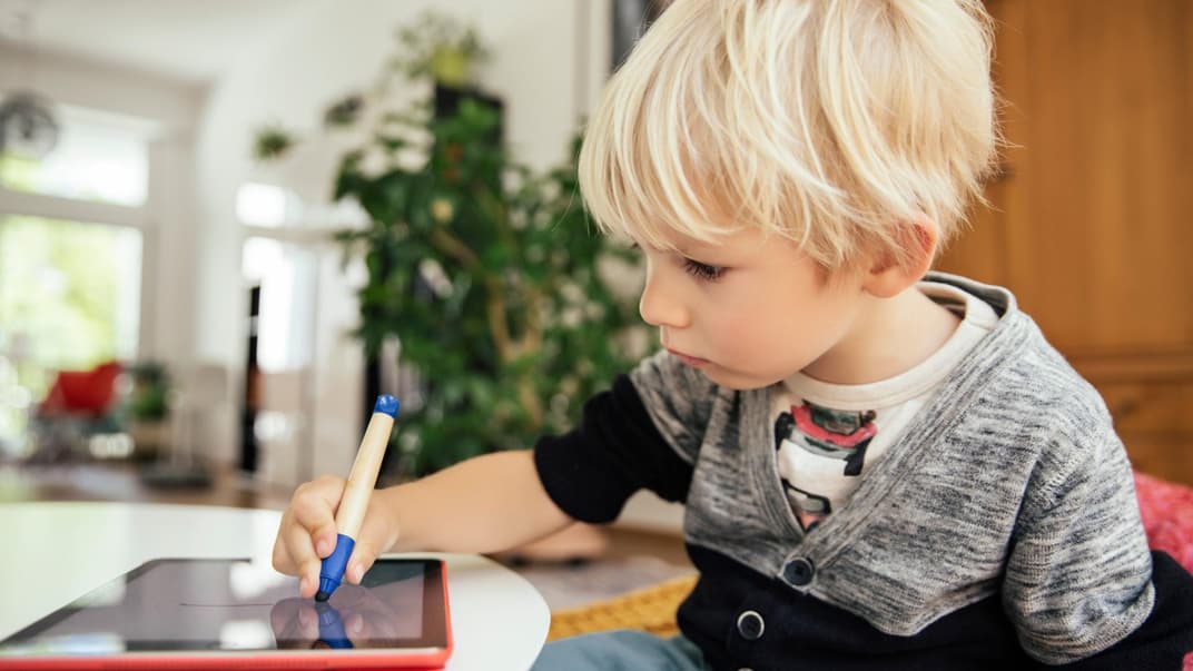 Für viele Kinder ist der Umgang mit dem Tablet völlig normal. Aber können sie so überhaupt noch schreiben lernen?