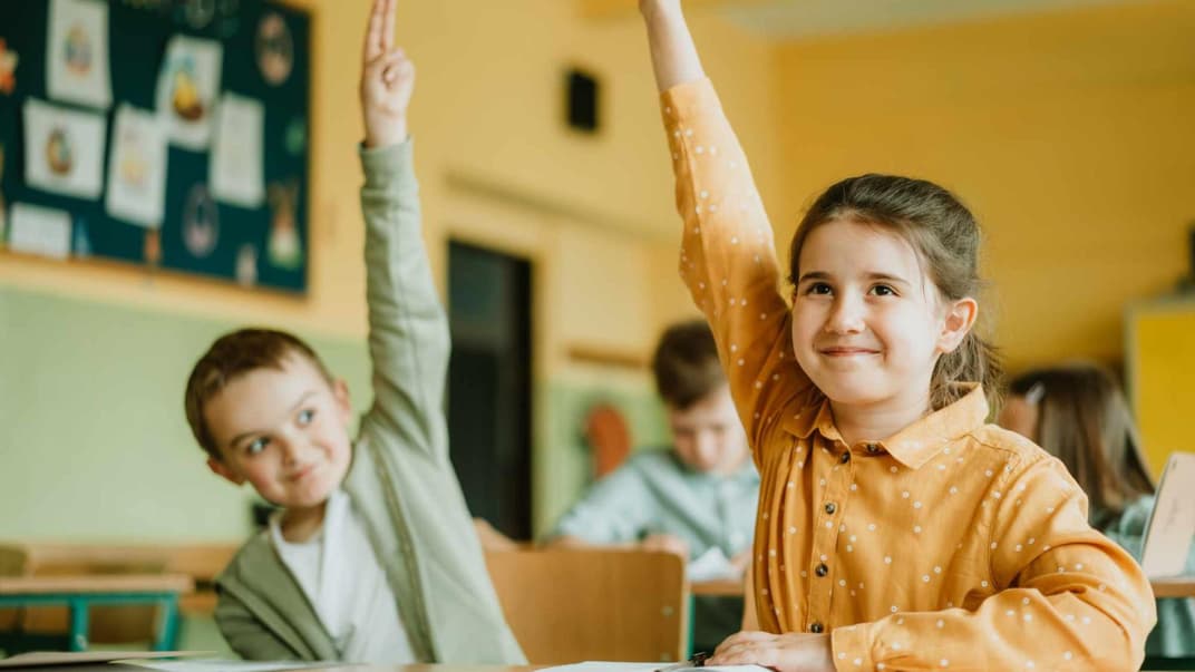Ambitionierte Kinder melden sich in der Schule.