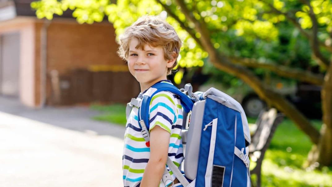 Stolzer Grundschüler mit Ranzen.