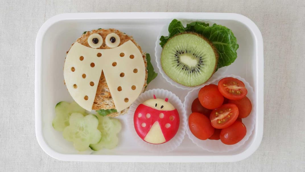 Das Toast mutiert zum Marienkäfer, die Gurken zu kleinen Blümchen. Muss eine Kita-Brotdose so aussehen – oder geht's einfacher?