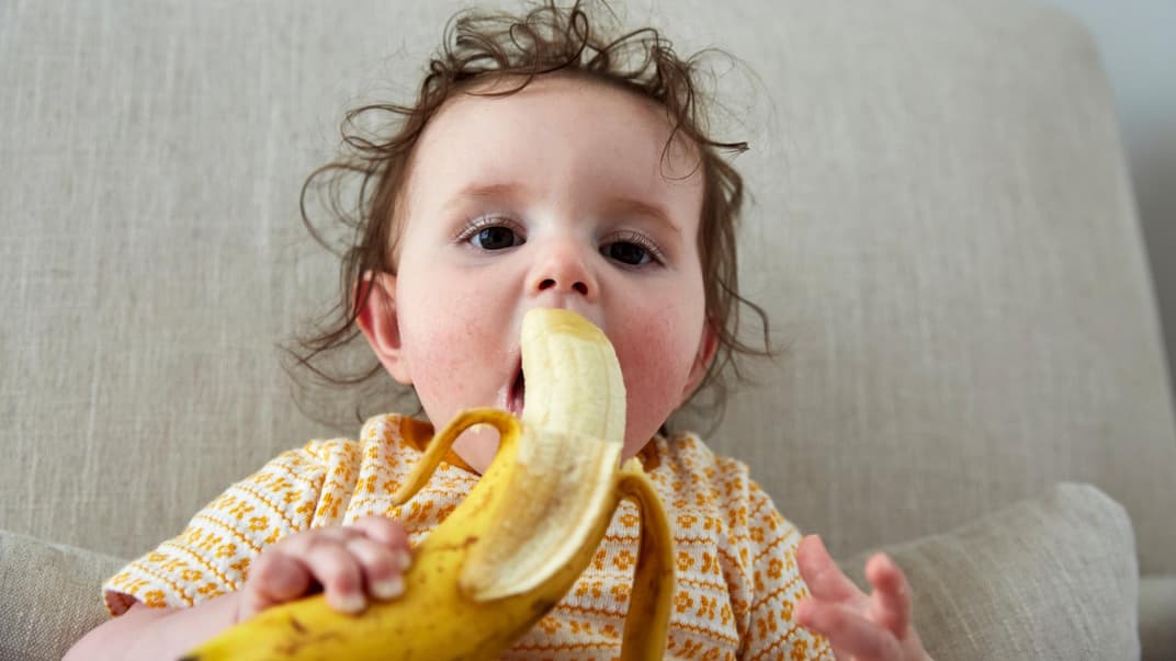 Sieht süß aus: Aber Kinder sollten Bananen nicht mit Schale bekommen.