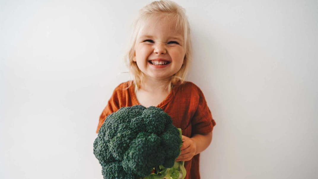 Lieber Broccoli als Bratwurst!? Manche Kinder wollen partout kein Fleisch essen, auch in jungen Jahren schon.
