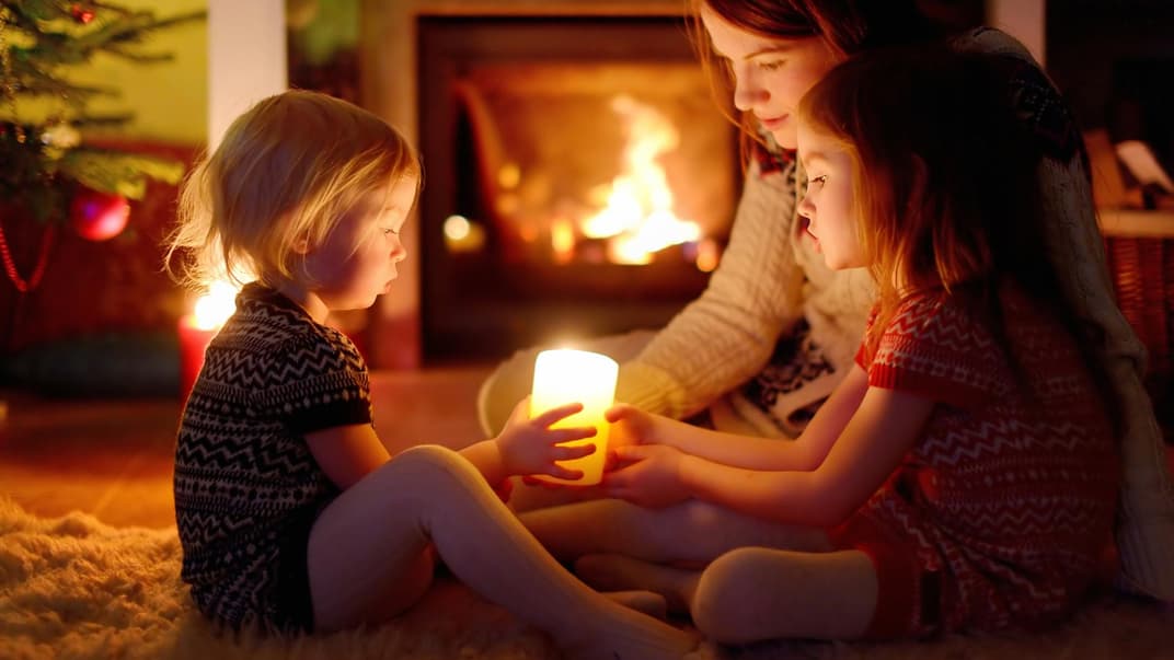 Mit Streichhölzern und Kerze könnt ihr mit euren Kindern den Umgang mit Feuer üben.