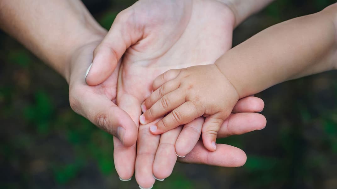 Zwischen Mama, Papa und Kind soll ein enges Band wachsen – so der Ansatz bedürfnisorientierter Erziehung.