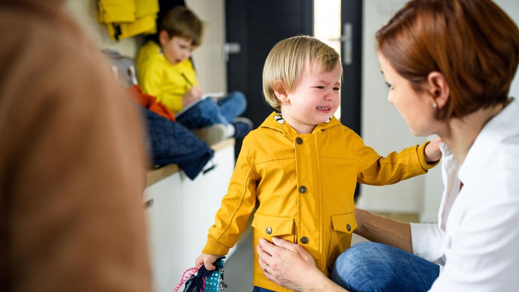 Ein Geschwisterkind kommt weinend zur Mama.