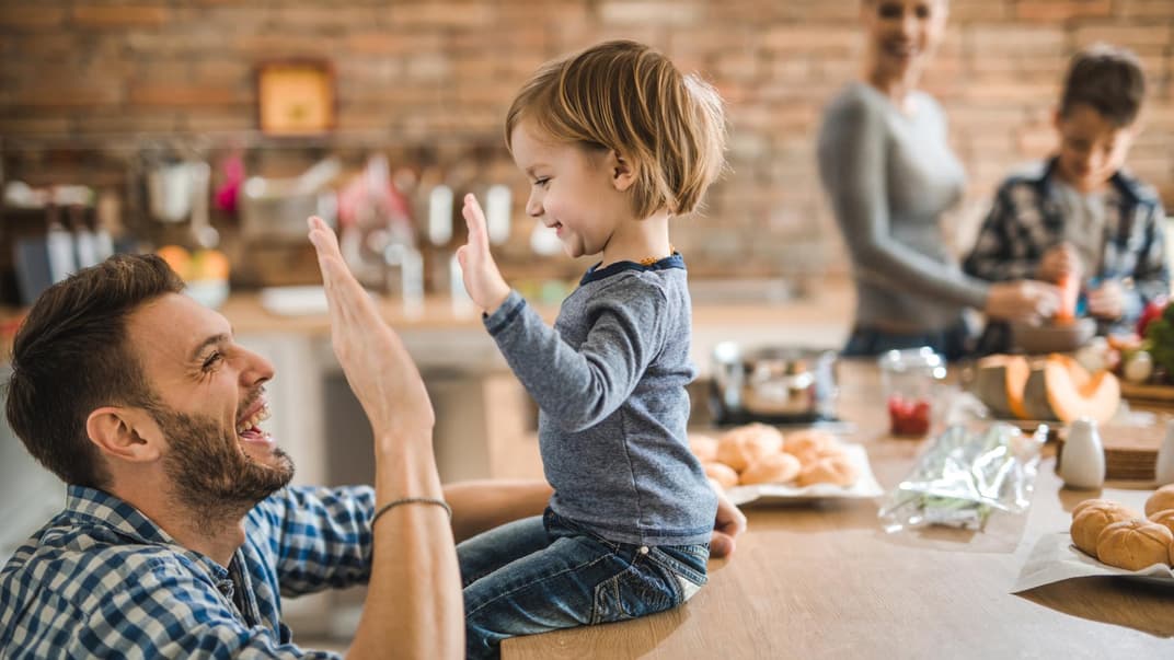 High Five! Kinder müssen motiviert, aber nicht mit Lob zugeschüttet werden. 