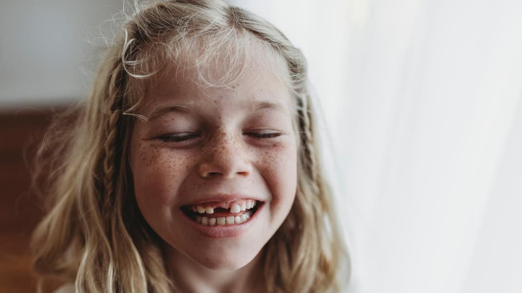 Die erste Zahnlücke ist für Kinder super aufregend ... natürlich auch, weil die Zahnfee dann vorbeischaut.