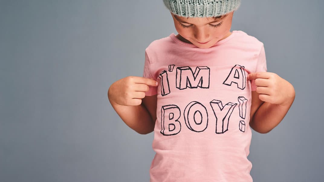 Junge mit rosa T-Shirt.