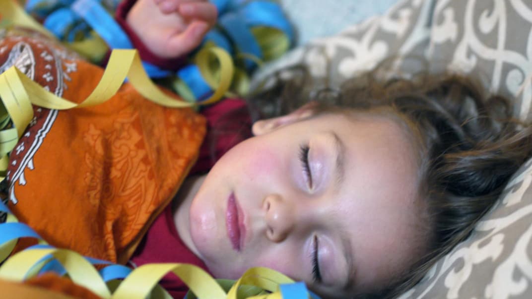 Schlafendes Kind an Silvester.