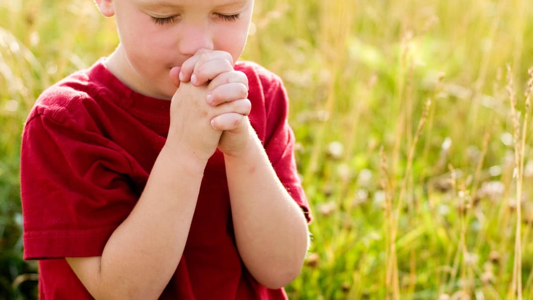 Gemeinsam beten, Geschichten aus der Bibel lesen oder Gottesdienstbesuche – viele Kinder fragen früher oder später "Was ist eigentlich Gott?"