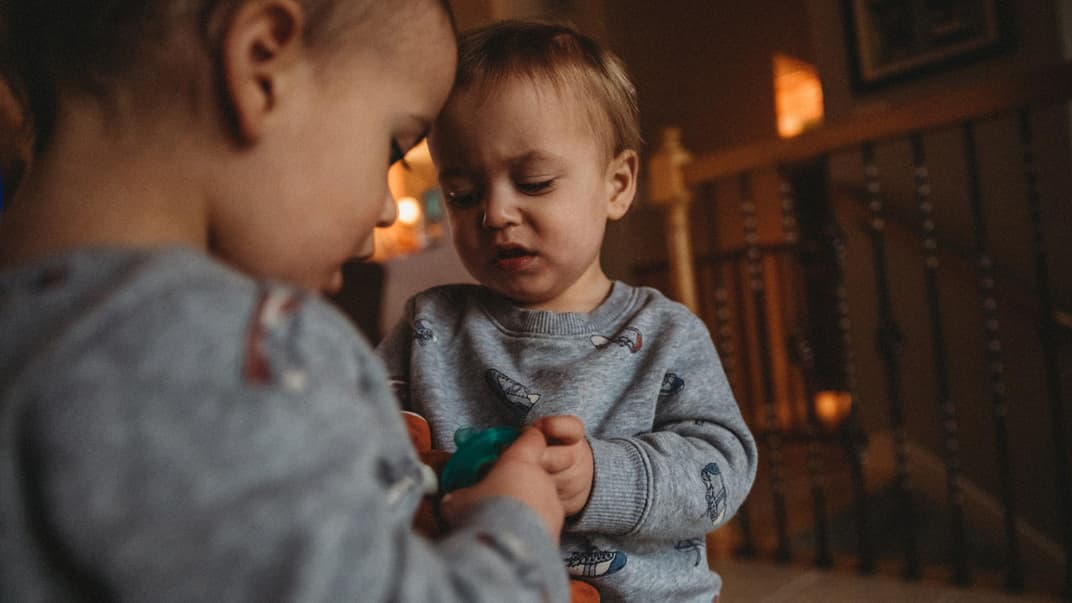 Kleinkinder, die teilen.