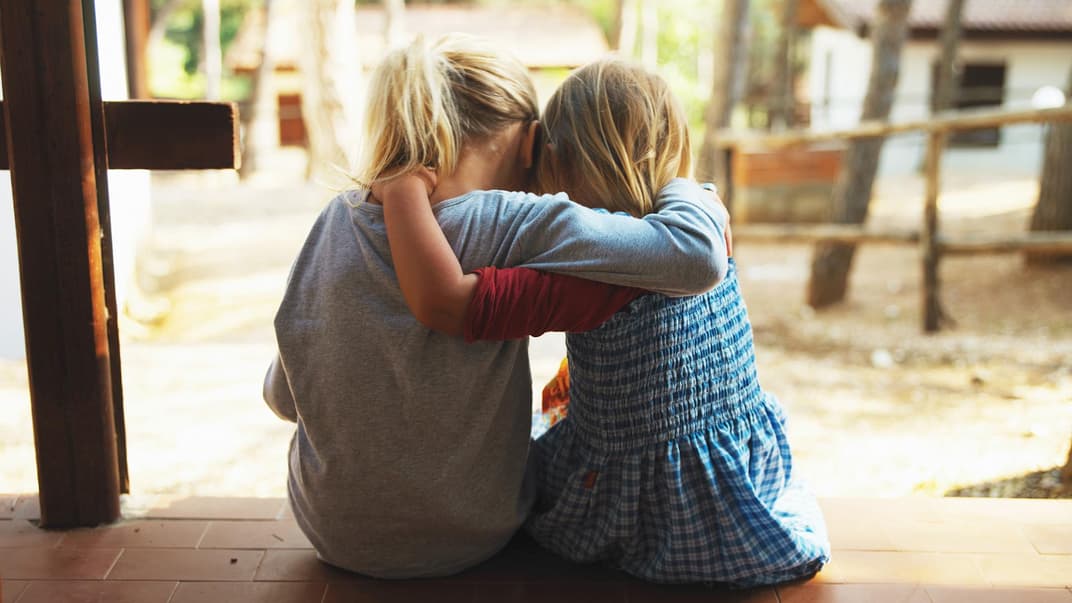 Eltern können ihre Kinder dabei unterstützen, Empathie zu lernen.