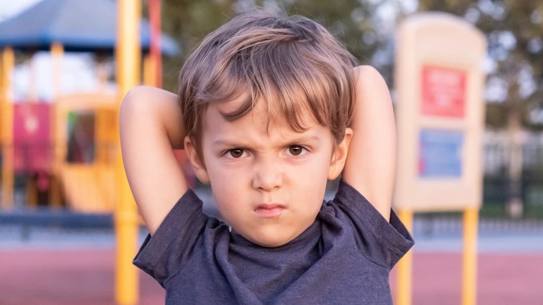 Auf Spielplätzen kommt es immer wieder vor, dass Kinder wütend sind – das ist ganz normal.