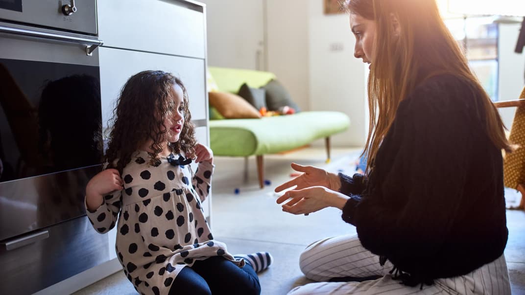Eltern sollten sich zeit nehmen, um Sachverhalte zu erklären. Kinder anzulügen ist – zumindest dauerhaft – keine gute Idee. 