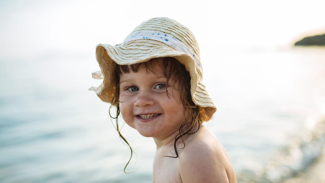 Früher normal, heute selten: unbeschwerte nackte Kinder im Garten oder am Strand.
